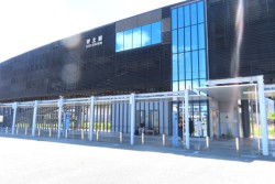 暑い中、多くの車が駐車している宇土駅・広場