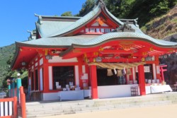 朱色が際立つ高橋神社の 拝殿