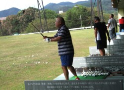ゴルフ練習場・中央付近の打席は、愛好者ですぐに一杯になる