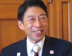 「福岡の副首都実現を目指す」と語る服部誠太郎県知事