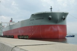 ������A���n���̂��ߐڊ݂���R�O���g�����z�Ή^���D�i�S��327m��55m�[��29.25m�i��21.40m�j�A�D�����́A�uGRANDE PROGRESSO�i�����ށE��۸�گ��j�v