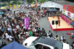 �T�O�O�O�l�ȏオ����A�_���X�V���[�����悤�Ɠ��키�������݃X�e�[�W�O