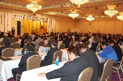 �����͉���Ȃǖ�P�W�O�l���Q��