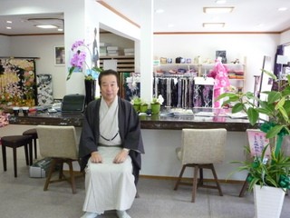 �V�݂����J�E���^�[�̑O�Łu�C�y�ɗV�тɗ��Ă��������v�Ə����В�