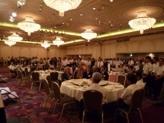 ���̋ʎ��̊ԂɏW�܂�S�O�O�l�߂��Q���҂���