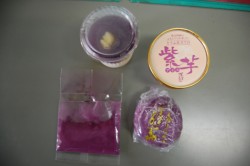 �A�C�X��v�����Ȃǂ̉��H�i�𐻑����Ă���