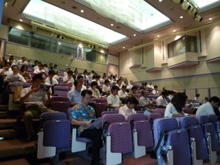 ���ی𗬉�قU�K�z�[���ɂP�O�O�l�߂��̎Q���҂��W�܂���