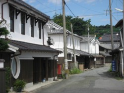 ���`�𒆐S�ɁA�����ɔ��ǂ̓y������̉ƕ��݂�����