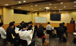 �M�S�ɍu���ɕ�������Q���ҒB