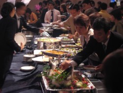 �����͖�500�l���Q���B