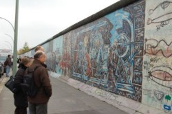 �x�����������C�[�X�g�E�T�C�h�E�M�������[�ɂ́A��1.3�L���ɓn��ǂ��c����A���E���̃A�[�e�B�X�g�ɂ���ĊG���`����Ă���