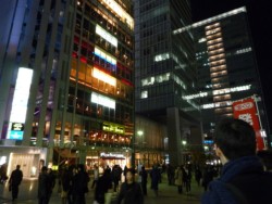 �w�O�Ɉ��H�X���������r���������A�[���ł��l�ʂ肪�����B