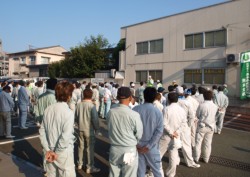 �����͖�P�R�O�l���Q��