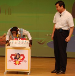 �n���̗c�t�������瑗��ꂽ�o�[�X�f�[�P�[�L�̂낤�����𐁂������p������B�E�͋{����g���[�i�[