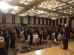 ���I�G�v�F�{�o�ϓ��F���\�����̉����Ŋ��t����