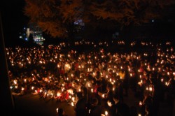 �Q���ґS���ɔz��ꂽ�y�b�g�{�g�������H���č�����L�����h���ŉ��͌��z�I�ȕ��͋C��