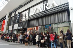 ���ʂɃI�[�v�������uZARA�v�B�J�X�̂P���Ԉȏ�O����s�񂪂ł��R�Q�O�l������