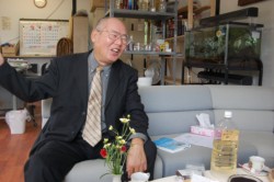 �u���N�u�������܂钆�A�V�R���́A�����w�֐S���W�߂�v�ƌ�鑺�{�В�