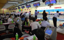 ���N�Ԃ�̑S�Ј��{�[�����O���ɂ͖�P�Q�O�l���Q��