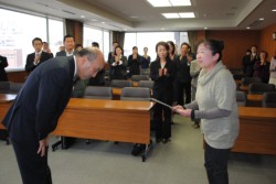 �F�{���H��c���̊≺�����ꖱ����(��)����F��؂��󂯎�鏼�{����q����