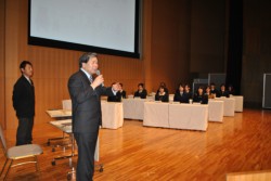 �����m���Ǝ������Z��17�l���Q�����čs��ꂽ���ʎ��ƁB�S�C���́A��B�w�@���Z���Ƃ̍��؂悵�Ђ낳��(��)�����߂�