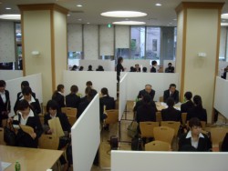 ���Z�P�N������R�N���܂Ŗ�T�O�O�l���Q��