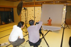 ���q�s�����p�ق̖{���_��w�|�����K��A�J�^���O�p�̎ʐ^�B�e���s����