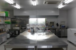 ���������̕����������P�K�ɐ݂����Z���g�����L�b�`���B���{�݂Ńv���f���[�X��̒����Ȃǂ������󂯂�