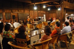 ����q�ɂQ�K�ł̃X�e�[�W�ɖ�X�O�l���W�܂���