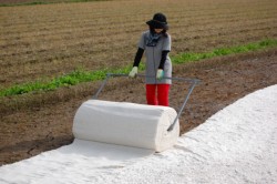 ���Ȑ��̃V�[�g��c��ڕ\�ʂɕ~���l�߂邱�Ƃœc�A���͊����B