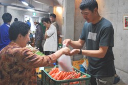 �j���W���𐶎Y�҂���w�����闈����