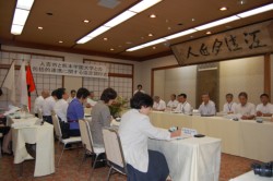 �l�g�s�̗��فu�����O�v�����ɒ��󎮂��J����