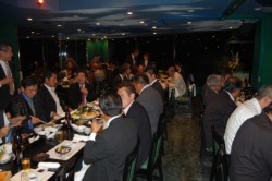 �錩�E�̉�B�Q���҂��݂��ɐe�ڂ���[�ߏI�n����オ����