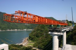 �㕔�H�H�����i�ށu�o���Q�����v�B�I�����W�F�́u�K�[�^�[�v�ƌĂ΂��A�ː݂Ɏg�����̌����|�����Ă���B���肪�O�p�m���ˁA�P�����i�V�勴�j�͎ʐ^�E��ɂ���