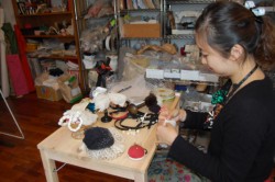 �V�����[�ʂ�ɂ���X�^�W�I�Ńw�b�h�h���X�i�����ɕt���鑕���i�j�����L�c����B�Z�~�I�[�_�[�łS���~�`�V���~