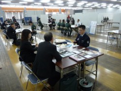 ������35�Ђ��Q���B���ꂼ��̃u�[�X�Ŏ��q���Ɩʒk����