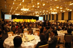 �����̓}���V�����I�[�i�[�Ȃǖ�V�T�O�l���Q��