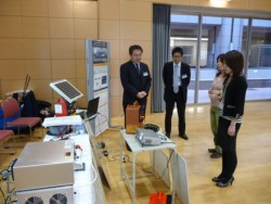 �����d�q���쏊�i����s�j�̃u�[�X�Ő������󂯂�F��̋Z�p�E���B���Ђ͊Q�b�̓c���ւ̐N���h�~�p�d�C�q���Ȃǂ𐻍삵�Ă���