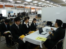 �e��Ƃ̃u�[�X�ł͊w���炪�^���ȕ\��ŒS���҂̐����Ɏ����X���Ă���