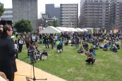 ��������̏W��ɂ͖�T�O�c�́A�P�T�O�O�l���Q��