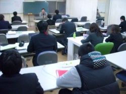 �����͎�u����Q�O�l���o�Ȃ��A�M�S�Ƀ���������Ă����B