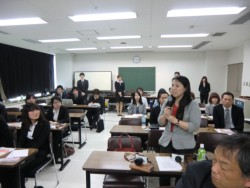 �C���^�[���V�b�v���̊��z���q�ׂ释�J���[�Y�R�[�|���[�V�����̑哇�[�q�L�����ƕ���