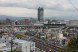 �F�{�w�����B�R��19���ɂ͏t���r������J�ʂ���