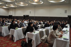 ����ł͂P�P�N�x�̊����񍐂�P�Q�N�x�̊����w�j�Ȃǂ��R�c���ꏳ�F���ꂽ