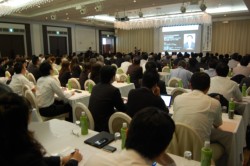 ��220�l���Q�������X�[�}�[�g�f�o�C�X�̃r�W�l�X���p�@���e�[�}�ɂ����Z�~�i�[