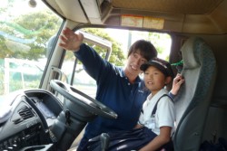 �g���b�N����̎��E�����ۂɑ̌����鎙��