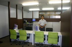 �U�U�u�̃t���A�ɂ͎������X�y�[�X��J�E���^�[�A���ڎ��Ȃǂ�����Ă���