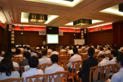 �����͖�P�R�O�l���Q��