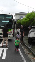 ����o�X�c�A�[�ɂ͂P�T�l���Q��