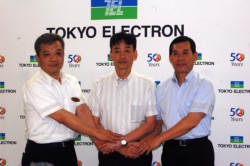 ���󎮂ŋL�O�B�e�ɉ����鍶����^��L��E�����H�ό��J�������A�O�{�����E�����G���N�g������B���В��A�r�؋`�s�E���u�s��